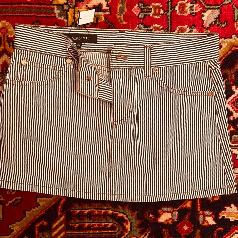 Women micro mini Gucci jeans skirt.